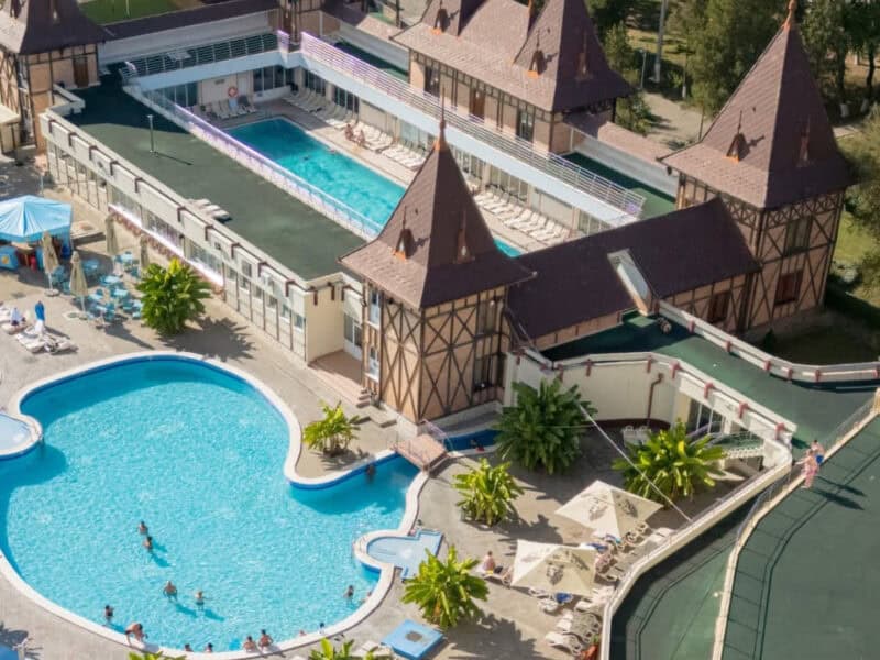 două fete din oradea s-au electrocutat la un aparat de jocuri din ștrandul băile felix și au fost transportate la spital, autoritățile investighează incidentul