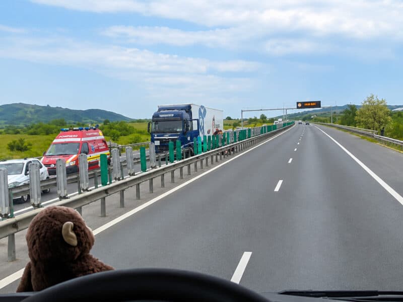 accident tragic pe a1, la săliște: o șoferiță de tir a decedat din cauza unui infarct și a lovit parapetul cu camionul