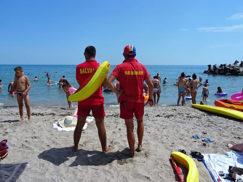peste 100 de salvamari și echipe de prim ajutor supraveghează zilnic plajele din constanța și mamaia în sezonul 2026 autoritățile explică semnificația steagurilor de avertizare și regulile de siguranță pentru turiști