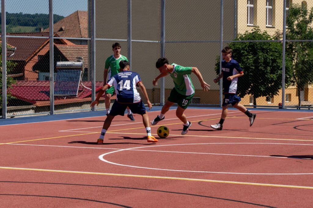 Noul teren de sport multifuncțional de 375 mp la Liceul Teoretic Axente Sever din Mediaș finalizat integral din bugetul local pentru cinci discipline sportive 1 Noul teren de sport multifuncțional de 375 mp la Liceul Teoretic Axente Sever din Mediaș finalizat integral din bugetul local pentru cinci discipline sportive