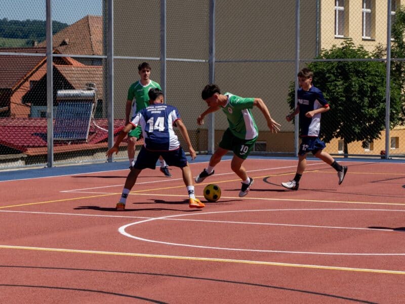 noul teren de sport multifuncțional de 375 mp la liceul teoretic axente sever din mediaș finalizat integral din bugetul local pentru cinci discipline sportive