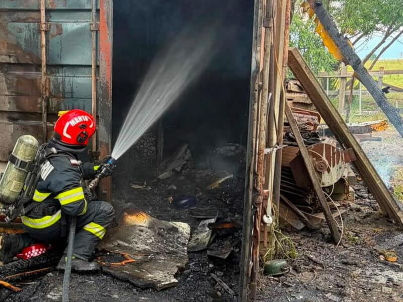 incendiu violent la o anexă gospodărească pe calea șurii mici din sibiu un bărbat a suferit arsuri și a fost transportat la spital
