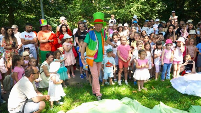 parcul sub arini neîncăpător în a doua zi de fits sute de copii au intrat în grădina magică alături de marian râlea