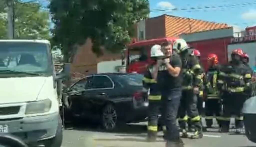Accident între o mașină și o autoutilitară în Broscărie Sibiu trafic îngreunat pe sensul Sibiu – Daia 2 Accident între o mașină și o autoutilitară în Broscărie Sibiu trafic îngreunat pe sensul Sibiu – Daia