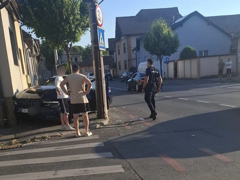accident între două autoturisme în intersecția străzilor alecu russo și solidarității din cartierul gușterița din sibiu, unul dintre vehicule a fost proiectat în zidul unei case, fără victime, doar pagube materiale