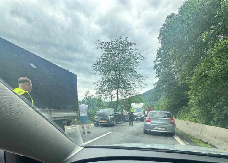 accident pe valea oltului la râul vadului cu 5 mașini implicate și 3 persoane rănite circulație alternativă din cauza blocajelor pe dn7