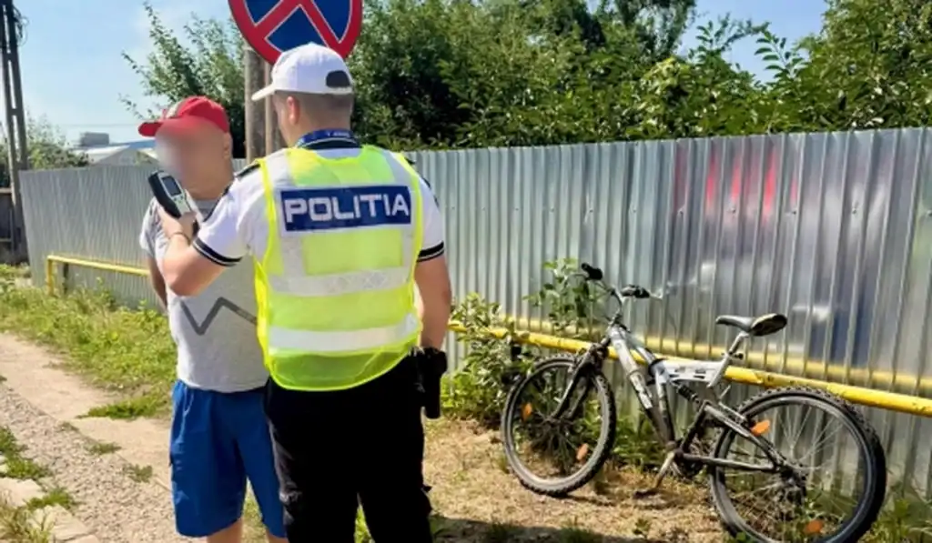 Biciclist beat căzut pe carosabil în Sibiu cu alcoolemie de 1,37 mg/l transportat la spital, polițiștii avertizează asupra riscurilor consumului de alcool la volan și pe bicicletă 2 Biciclist beat căzut pe carosabil în Sibiu cu alcoolemie de 1,37 mg/l transportat la spital, polițiștii avertizează asupra riscurilor consumului de alcool la volan și pe bicicletă