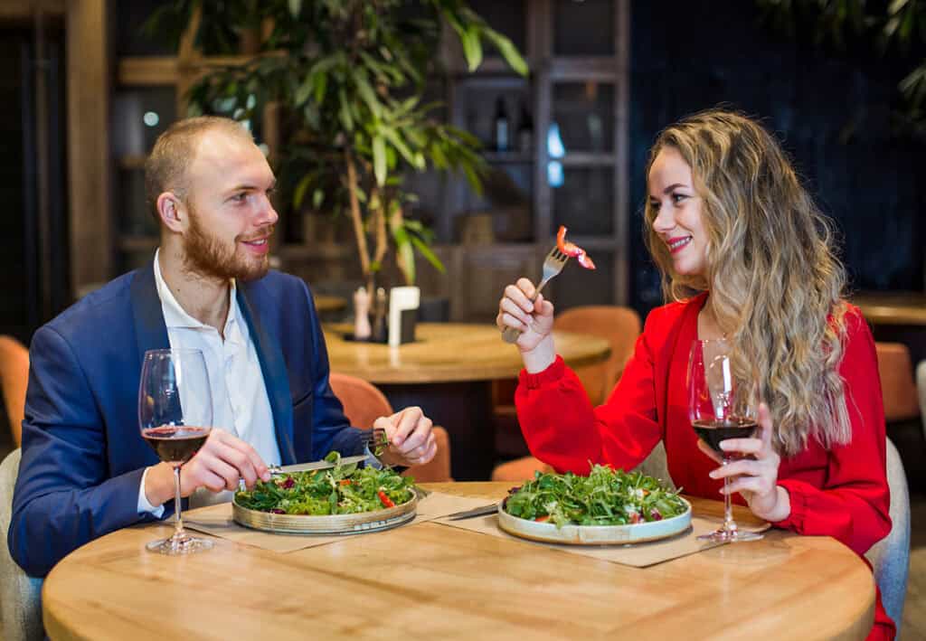 Românii reduc consumul de servicii cu 10,3% în aprilie 2026 restaurantele, hotelurile și activitățile recreative înregistrează cele mai mari scăderi în timp ce agențiile de turism cresc cu 23,3% 1 Românii reduc consumul de servicii cu 10,3% în aprilie 2026 restaurantele, hotelurile și activitățile recreative înregistrează cele mai mari scăderi în timp ce agențiile de turism cresc cu 23,3%