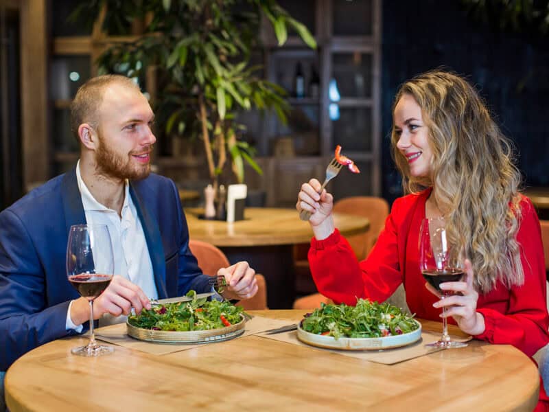 românii reduc consumul de servicii cu 10,3% în aprilie 2026 restaurantele, hotelurile și activitățile recreative înregistrează cele mai mari scăderi în timp ce agențiile de turism cresc cu 23,3%