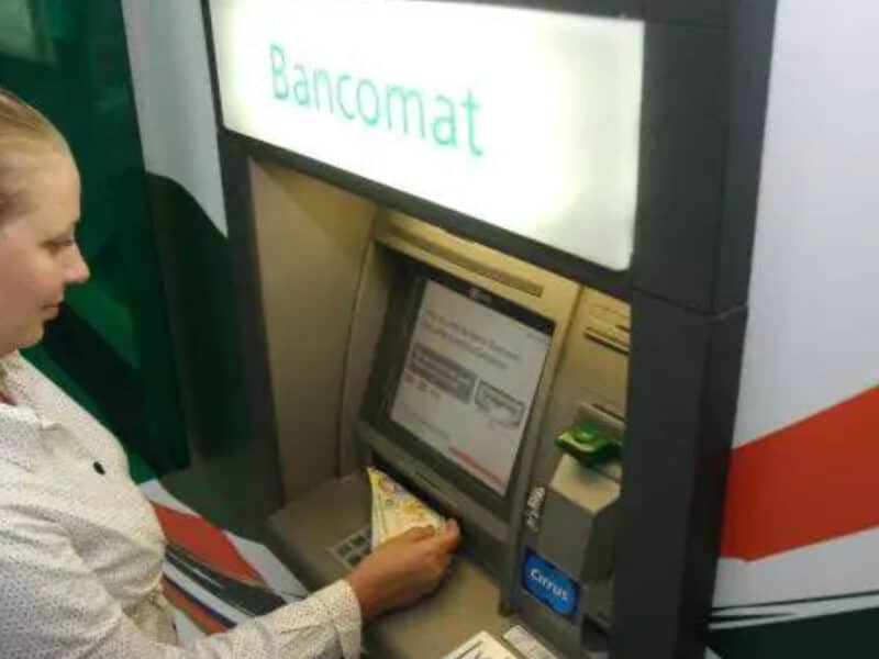 românii ar putea alege orice sumă la retragerea de numerar de la bancomate printr-un proiect legislativ depus la senat