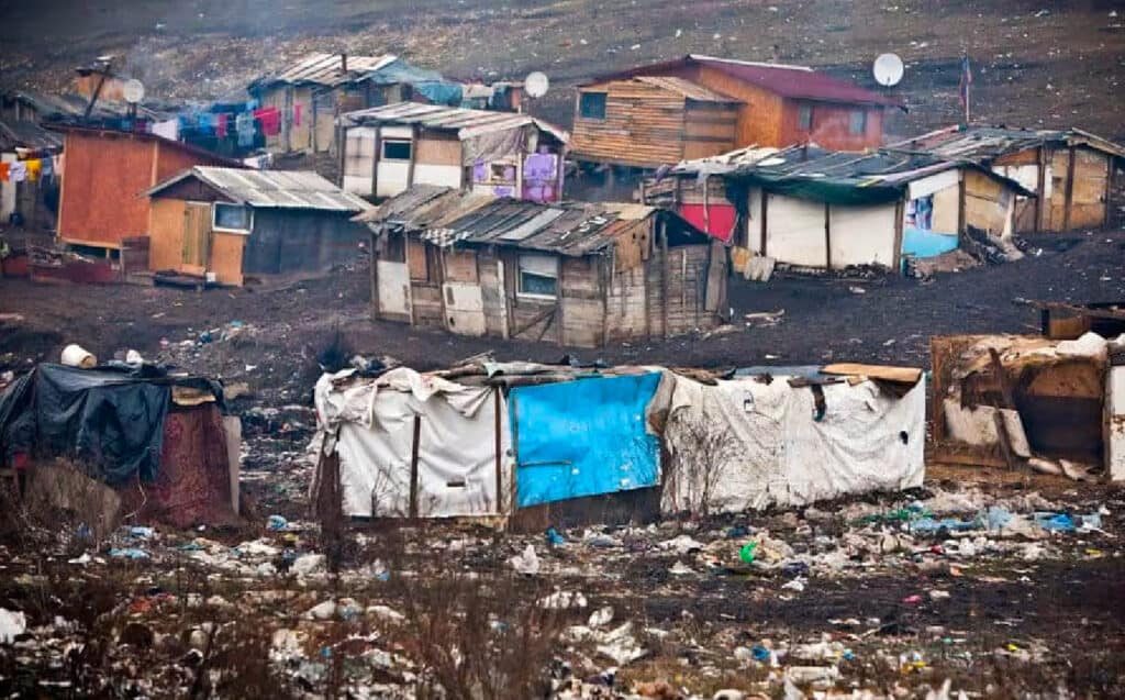 Unul din cinci români trăiește în sărăcie copiii și tinerii cei mai afectați sud-estul și Oltenia cele mai vulnerabile regiuni București Ilfov la polul opus 1 Unul din cinci români trăiește în sărăcie copiii și tinerii cei mai afectați sud-estul și Oltenia cele mai vulnerabile regiuni București Ilfov la polul opus