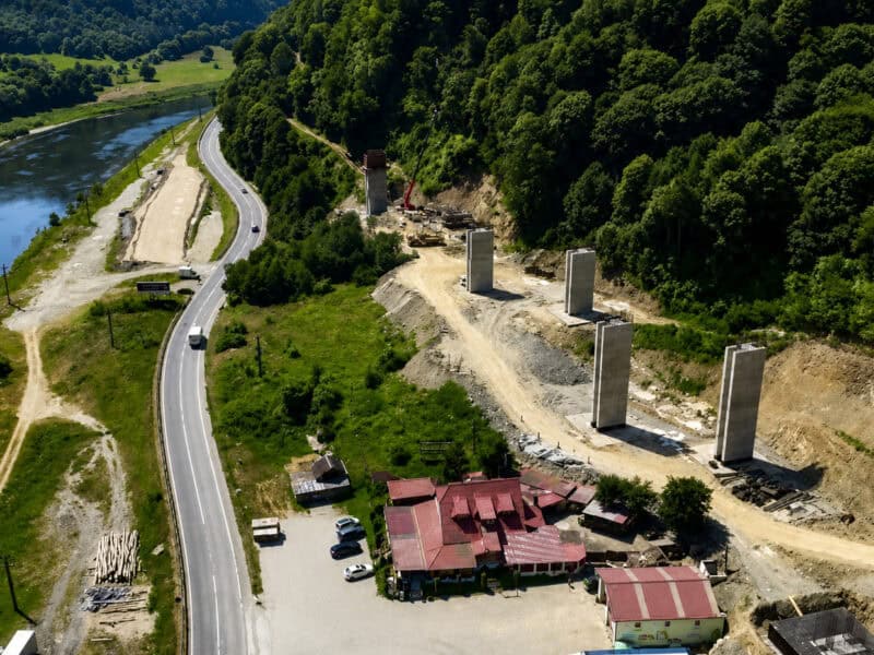 lucrările avansează pe cel mai dificil tronson montan al autostrăzii sibiu–pitești în ciuda lipsei acordului de mediu