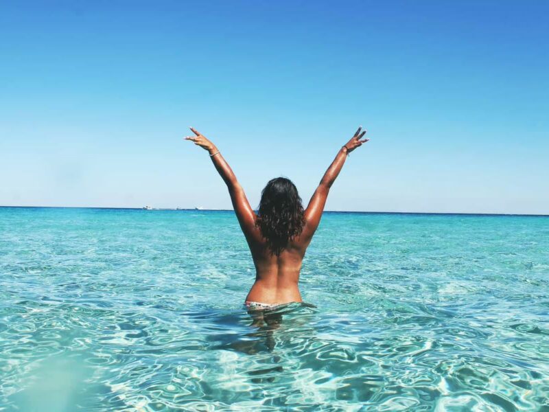 românii au cheltuit aproape 3 miliarde de euro pe vacanțe în străinătate în primele patru luni din 2026, în timp ce încasările din turiștii străini în românia au crescut cu doar 6% deficitul balanței turismului ajungând la 1,52 miliarde de euro