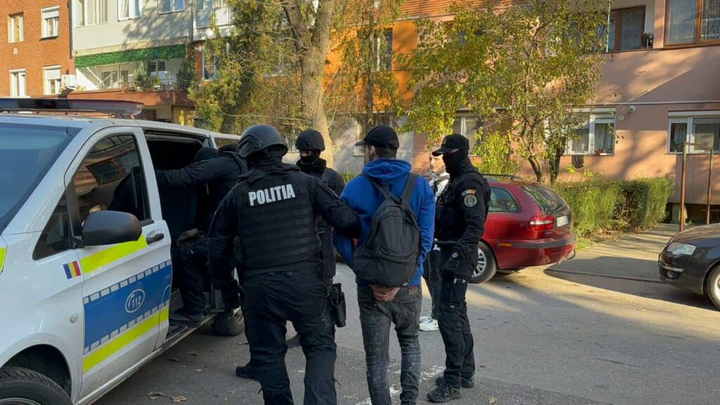 Bărbat din Ilfov reținut la Sibiu pentru înșelăciune și infracțiuni informatice după ce a obținut credite fraudulos în numele unei femei din Brașov 1 Bărbat din Ilfov reținut la Sibiu pentru înșelăciune și infracțiuni informatice după ce a obținut credite fraudulos în numele unei femei din Brașov