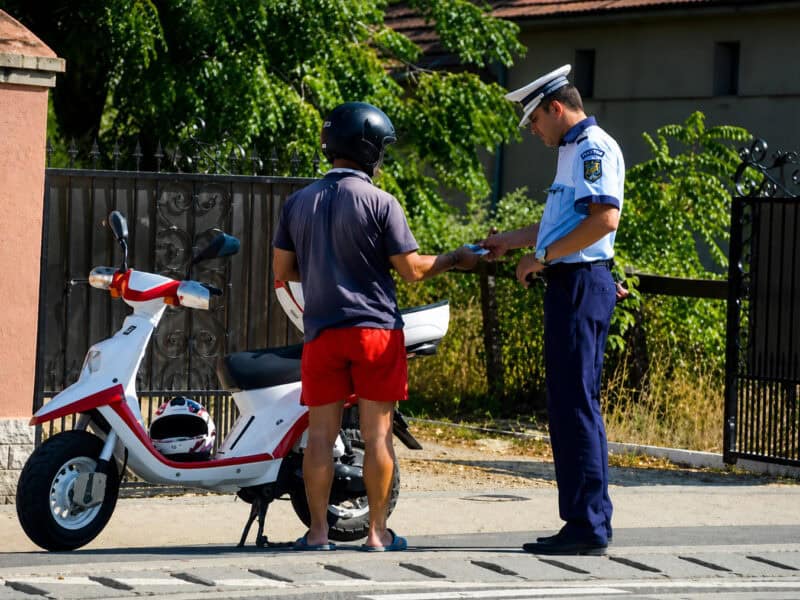 dosar penal pentru un adolescent din tălmaciu prins în trafic pe un moped neînmatriculat