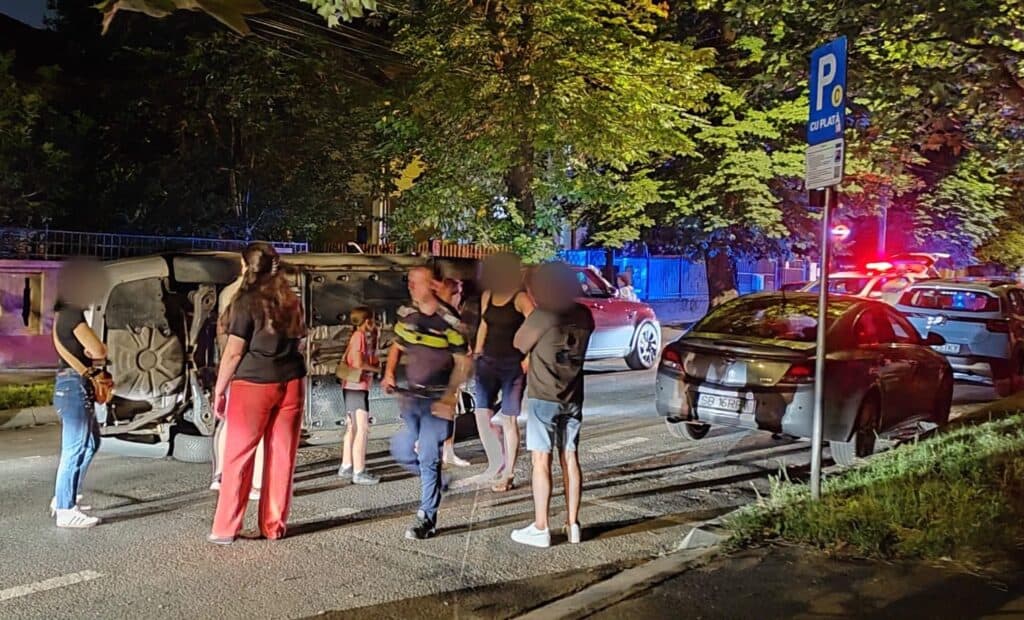 Accident pe strada Constantin Noica din Sibiu: trafic blocat total după răsturnarea unui autoturism, fără victime 1 Accident pe strada Constantin Noica din Sibiu: trafic blocat total după răsturnarea unui autoturism, fără victime