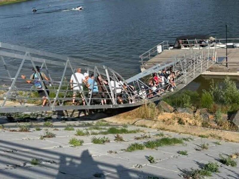 incident la portul turistic călărași: pasarela metalică s-a rupt, 7 persoane, dintre care 5 copii, au fost rănite în timpul evenimentului dunărea ne uneşte