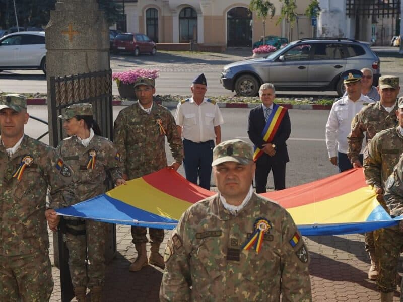 ziua drapelului național sărbătorită la mediaș prin ceremonii militare și religioase în piața corneliu coposu cu participarea autorităților și a comunității locale