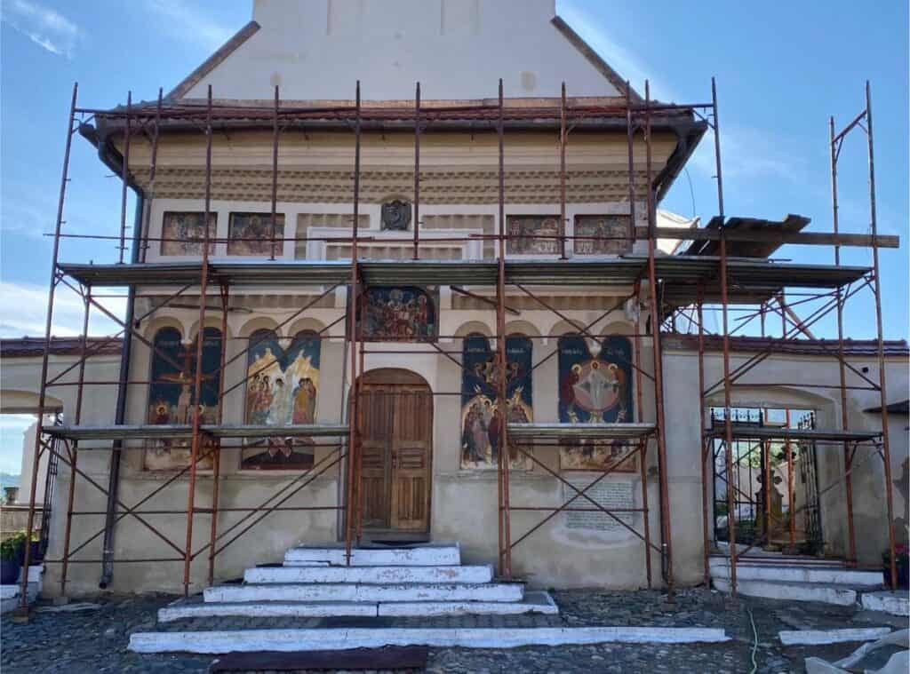 Consiliul Județean Sibiu alocă 216.333 lei pentru restaurarea picturilor și tencuielilor istorice la Biserica Sf. Nicolae din Turnu Roșu și sediul Ordinului Arhitecților din Sibiu 1 Consiliul Județean Sibiu alocă 216.333 lei pentru restaurarea picturilor și tencuielilor istorice la Biserica Sf. Nicolae din Turnu Roșu și sediul Ordinului Arhitecților din Sibiu