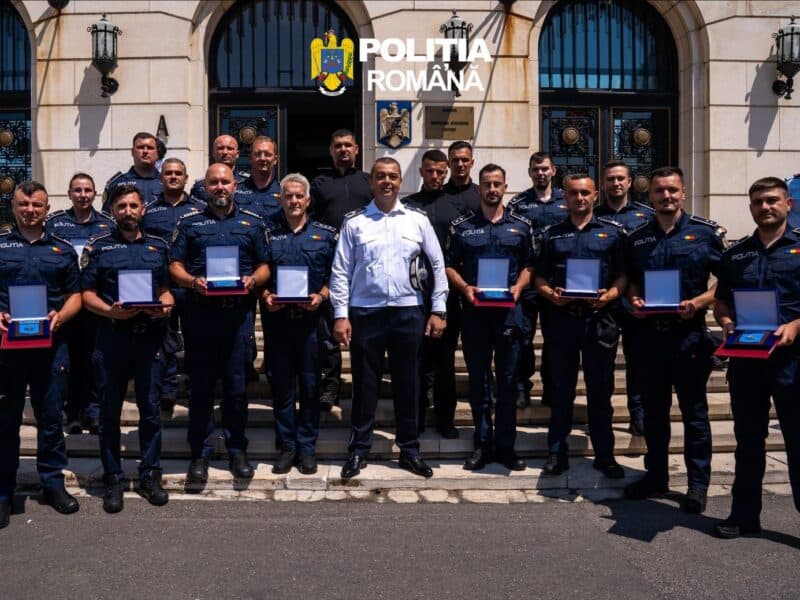 polițiștii care l-au găsit pe alexandru au fost recompensați 31 de agenți și ofițeri din sibiu distinși de ministerul afacerilor interne cu plachete de onoare