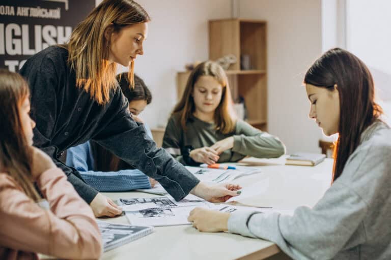 salariile profesorilor în 2027: debutanții beneficiază de câștiguri mai mari, dar sindicatele contestă noua grilă salarială