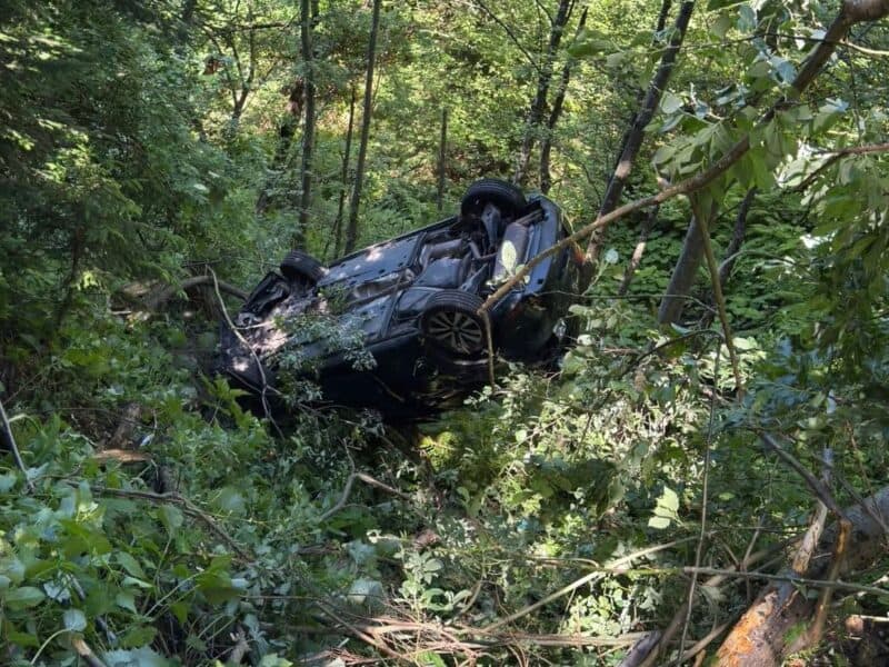 la un pas de tragedie pe transfăgărășan o mașină înmatriculată în bucurești s-a răsturnat într-o prăpastie de peste 40 de metri șoferul a scăpat nevătămată intervenția de recuperare a fost dificilă