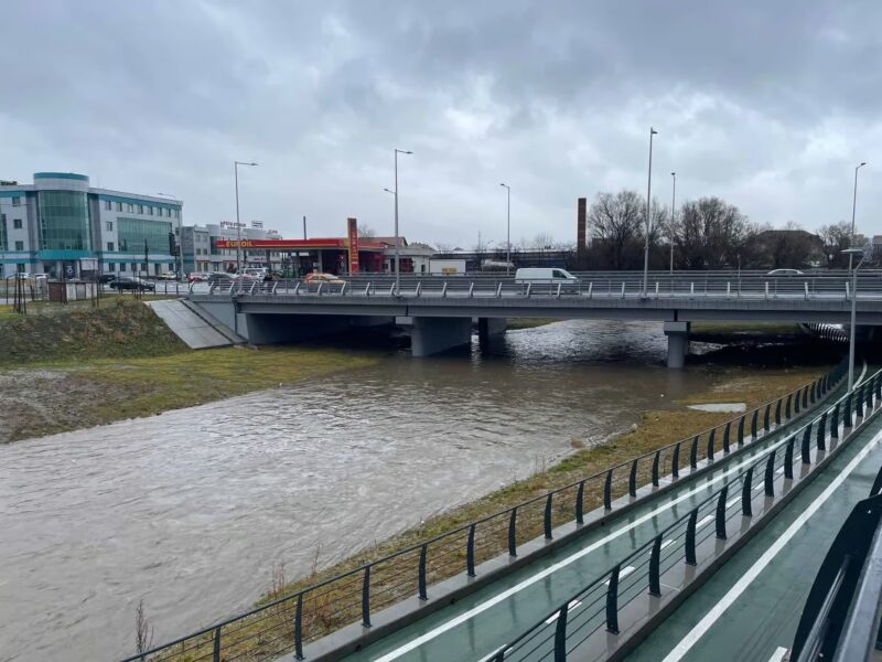 după zilele de caniculă, 19 județe sub cod galben de inundații până pe 1 iulie 2026 cu risc de viituri rapide și creșteri de debite pe râuri