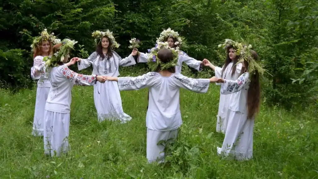 Noaptea de Sânziene 2026: semnificații, tradiții și ritualuri pentru visarea ursitului în satele din România 1 Noaptea de Sânziene 2026: semnificații, tradiții și ritualuri pentru visarea ursitului în satele din România