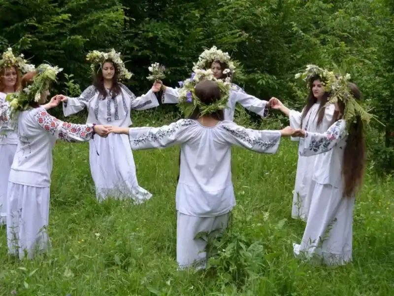 noaptea de sânziene 2026: semnificații, tradiții și ritualuri pentru visarea ursitului în satele din românia