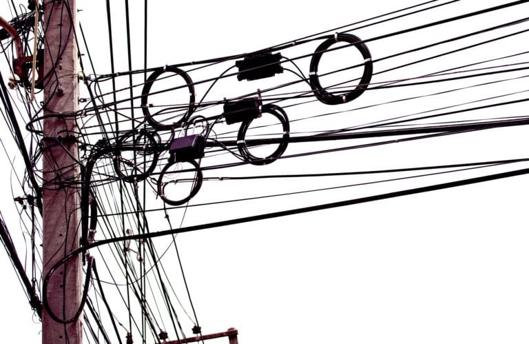 un medieșean de 60 de ani condamnat pentru racordare ilegală la rețeaua electrică și datorii de peste 41.000 de lei din cauza facturilor mari la energie