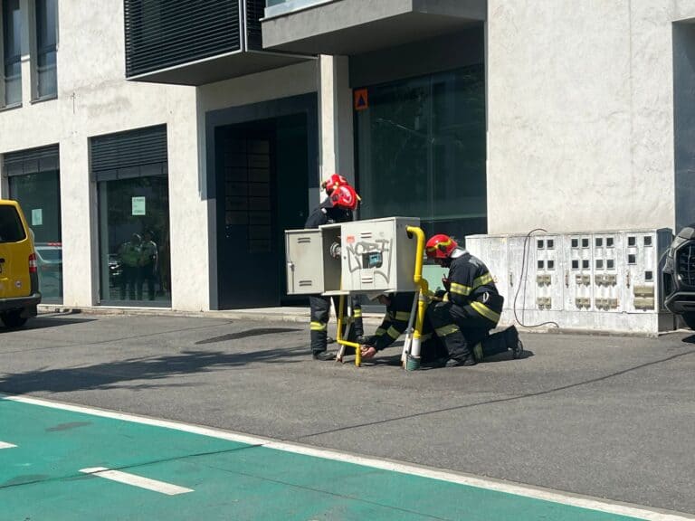 alertă pe calea dumbrăvii după ce o mașină a lovit o țeavă de gaz cu scăpări semnalate de pompieri