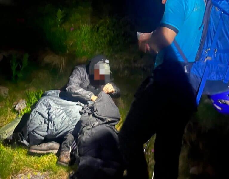 turist polonez de 20 de ani salvat noaptea din custura sărății de echipa mixtă de jandarmi montani și salvamontiști după ce a rămas blocat din cauza epuizării fizice