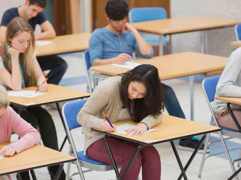 diferențe uriașe la bacalaureat 2026: peste 370 de note au crescut cu cel puțin 1,5 puncte după contestații, un elev din bucurești a primit 9,75 la limba română după reevaluare