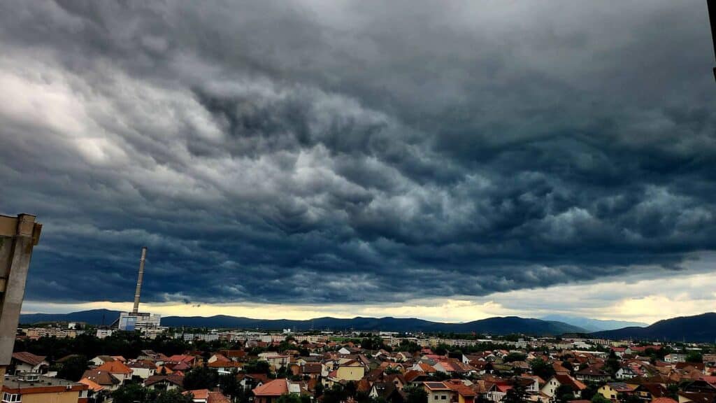 Caniculă și vreme extremă în România: coduri galbene și portocalii de vijelii, grindină și ploi torențiale în aproape toată țara 1 Caniculă și vreme extremă în România: coduri galbene și portocalii de vijelii, grindină și ploi torențiale în aproape toată țara
