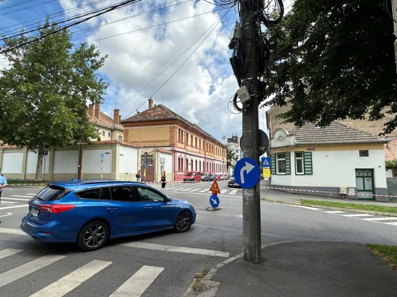 s-a închis circulația pe strada rennes din sibiu între zaharia boiu și școala de înot din cauza lucrărilor la rețeaua de apă, traficul reconfigurat cu sens unic pe zaharia boiu și dublu sens pe justiției până pe 15 august