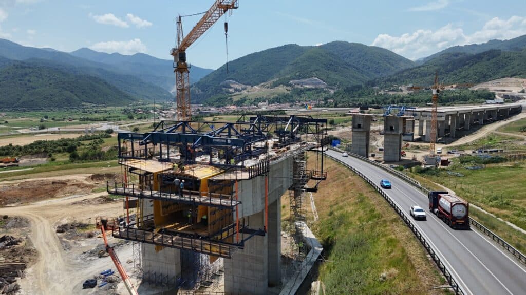 Șoferii vor traversa Valea Oltului pe cel mai înalt viaduct al Autostrăzii A1 construit prin lansare incrementală și tehnologia Movable Scaffolding System 1 Șoferii vor traversa Valea Oltului pe cel mai înalt viaduct al Autostrăzii A1 construit prin lansare incrementală și tehnologia Movable Scaffolding System