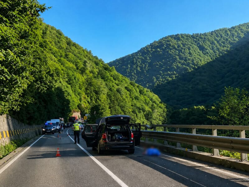 tragedia de marți pe valea oltului prefectul sibiului afirmă că în zona accidentului nu erau montate plase de siguranță iar cnair precizează că nu au căzut niciodată pietre în acea zonă densei vegetații și păduri