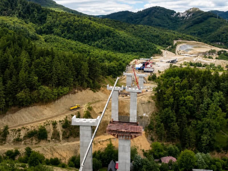 a început montarea tablierului la cel mai înalt viaduct al autostrăzii sibiu–pitești: 50 de metri înălțime