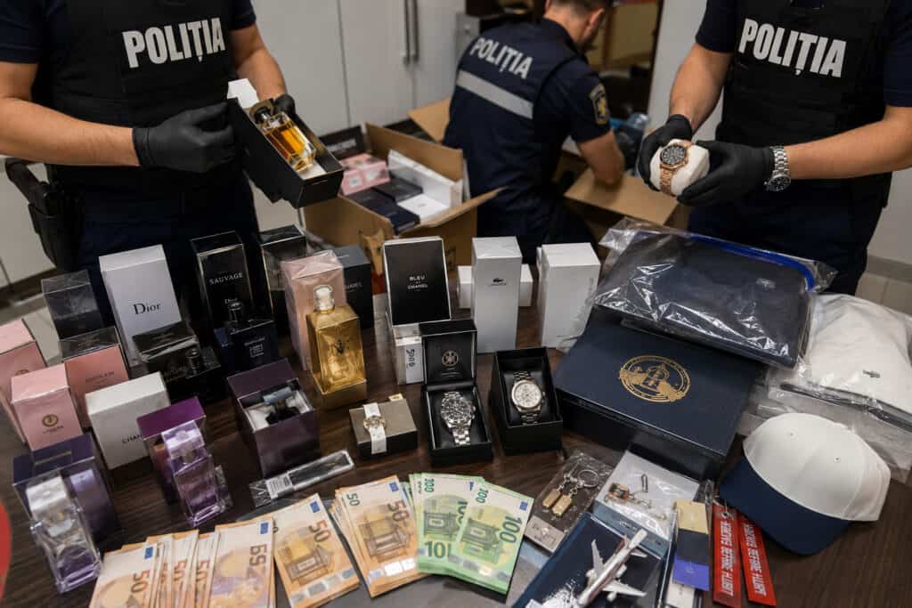 Rețea de 16 persoane anchetată pentru furturi de parfumuri, ceasuri și mâncare din avioane pe Aeroportul Otopeni cu un prejudiciu estimat la 800.000 de euro 1 Rețea de 16 persoane anchetată pentru furturi de parfumuri, ceasuri și mâncare din avioane pe Aeroportul Otopeni cu un prejudiciu estimat la 800.000 de euro