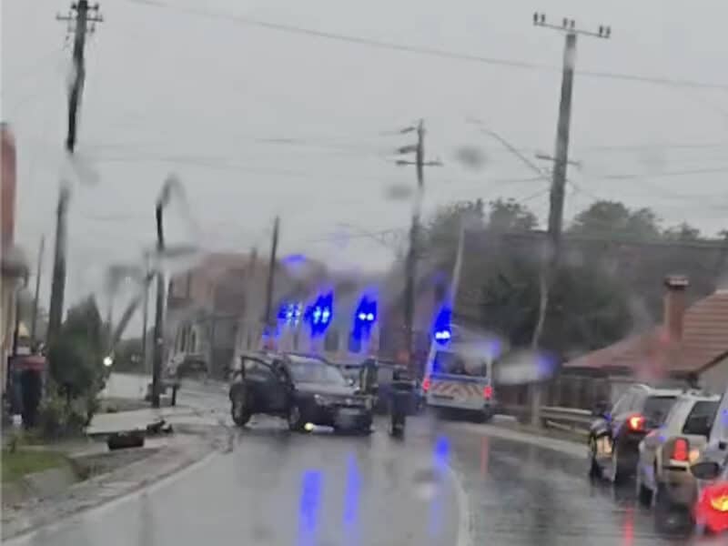 accident la șura mare pe dn 14: un șofer a intrat pe contrasens și a lovit două mașini, o femeie de 70 de ani rănită și transportată la spital, traficul se desfășoară cu dificultate