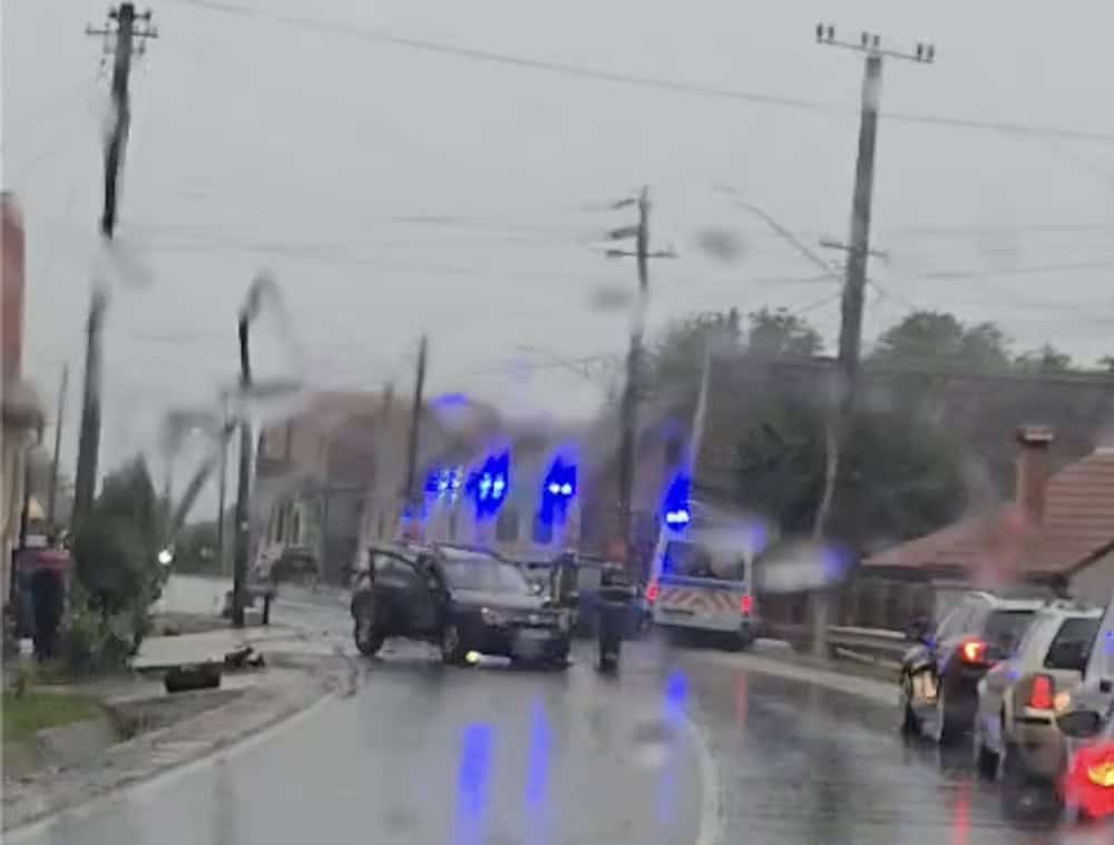 Accident la Șura Mare pe DN 14: un șofer a intrat pe contrasens și a lovit două mașini, o femeie de 70 de ani rănită și transportată la spital, traficul se desfășoară cu dificultate 1 Accident la Șura Mare pe DN 14: un șofer a intrat pe contrasens și a lovit două mașini, o femeie de 70 de ani rănită și transportată la spital, traficul se desfășoară cu dificultate