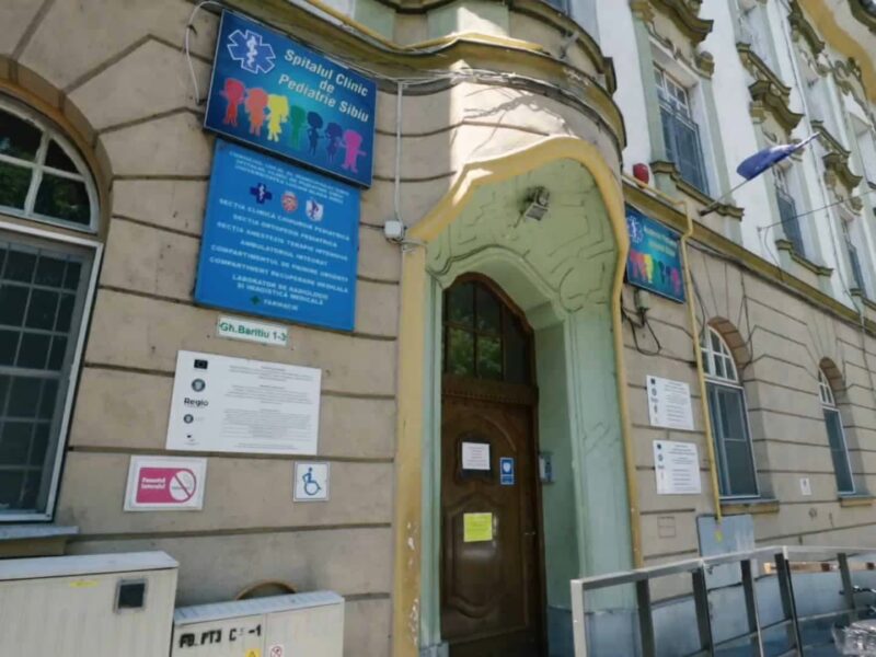 accident la șura mică pe aleea orhideelor: copil de 5 ani pe bicicletă lovit de un autoturism, transportat la spital cu traumatism cranian și multiple plăgi