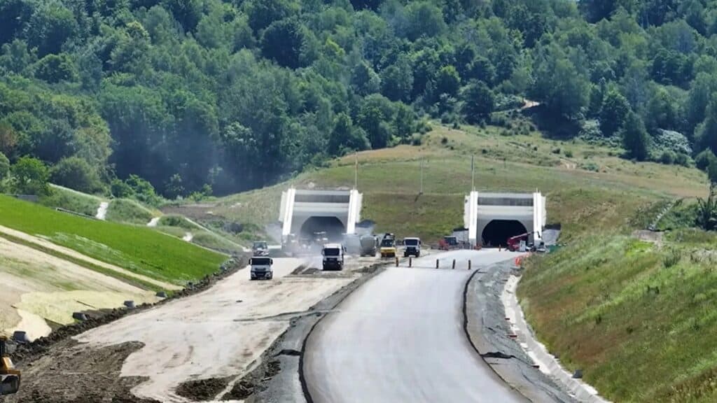 Secțiunea 4 a autostrăzii A1 Sibiu–Pitești aproape de finalizare cu 6 luni înainte de termen lucrările avansate la tunelul Momaia și tronsonul Tigveni–Curtea de Argeș 1 Secțiunea 4 a autostrăzii A1 Sibiu–Pitești aproape de finalizare cu 6 luni înainte de termen lucrările avansate la tunelul Momaia și tronsonul Tigveni–Curtea de Argeș
