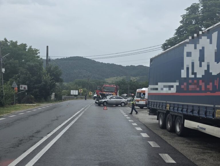 accident pe dn7 între sibiu și râmnicu vâlcea în localitatea bujoreni: un tir a lovit o mașină, doi răniți transportați la spital, traficul dirijat alternativ de polițiști