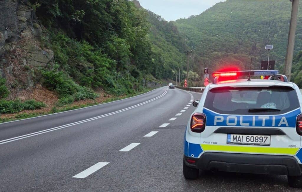 Bolovan desprins de pe versant a căzut peste o mașină pe DN7 la ieșirea din Lazaret spre Boița traficul este blocat complet iar un bărbat de 65 de ani a fost resuscitat la fața locului 1 Bolovan desprins de pe versant a căzut peste o mașină pe DN7 la ieșirea din Lazaret spre Boița traficul este blocat complet iar un bărbat de 65 de ani a fost resuscitat la fața locului