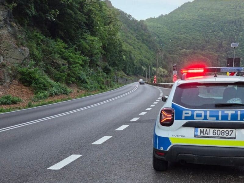 bolovan desprins de pe versant a căzut peste o mașină pe dn7 la ieșirea din lazaret spre boița traficul este blocat complet iar un bărbat de 65 de ani a fost resuscitat la fața locului