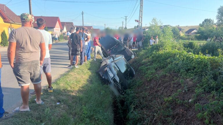 Accident la Nocrich în județul Sibiu: două mașini au ajuns în șanț și au rezultat trei victime 1 Accident la Nocrich în județul Sibiu: două mașini au ajuns în șanț și au rezultat trei victime