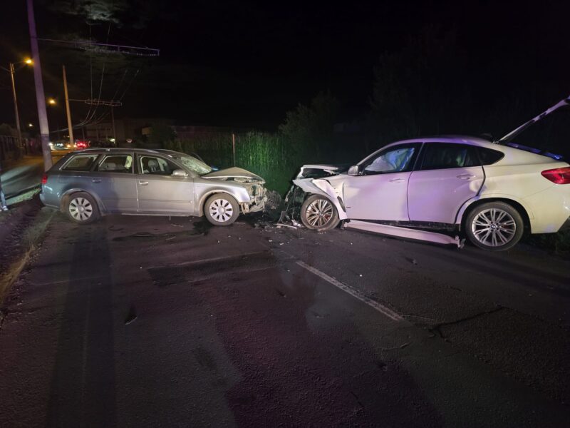 accident cu două mașini pe strada moșnei din mediaș ambii șoferi răniți și transportați la spital trafic blocat și deviat pe rute alternative