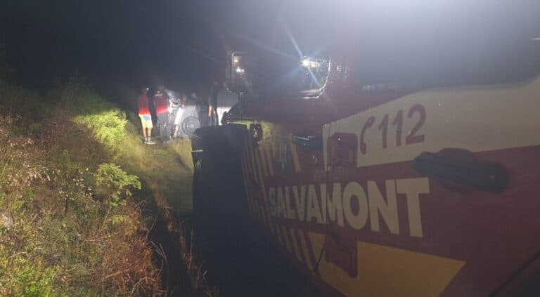 accident în munții lotrului pe drumul forestier lotrioara-prejba intervenție salvamont sibiu pentru o mașină răsturnată trei persoane implicate cu răni ușoare și sprijin jandarmerie pentru asigurarea ordinii