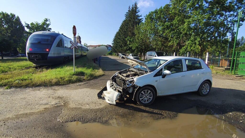 Accident feroviar în municipiul Sibiu în cartierul Ștrand o mașină a fost lovită de tren fără victime doar pagube materiale 1 Accident feroviar în municipiul Sibiu în cartierul Ștrand o mașină a fost lovită de tren fără victime doar pagube materiale